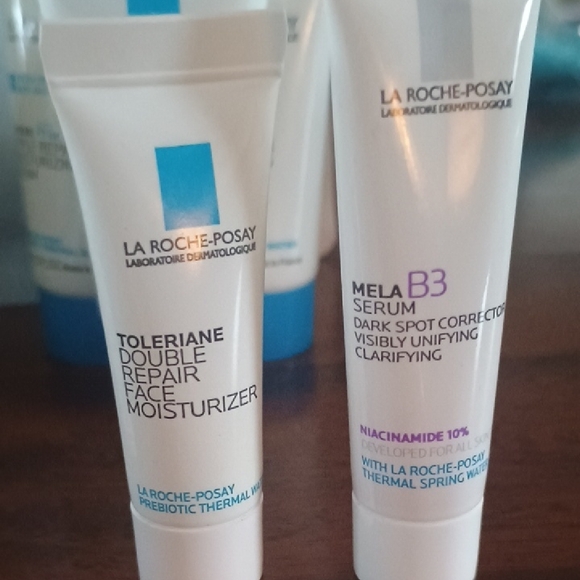 La Roche-Posay Skincare Set - Blue and White - Picture 7 of 8